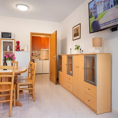 Apartment House Olive Garden *
